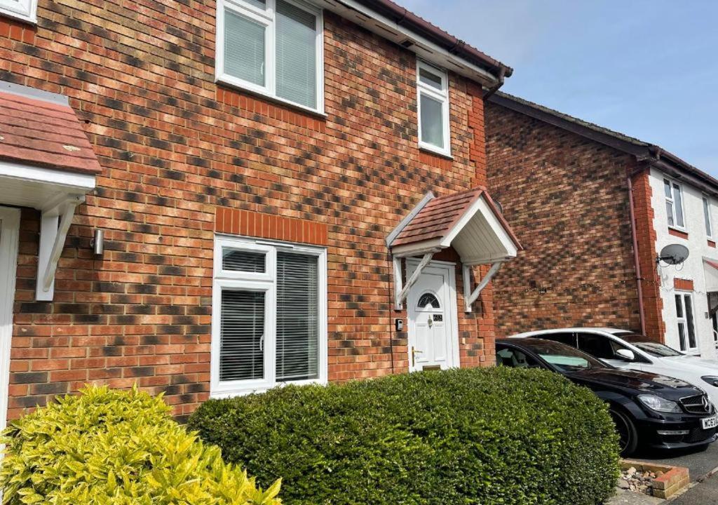 Ashford Holiday Home Smithy Drive Sleeps 5 Free Wifi And Vehicle Parking Kingsnorth Екстериор снимка